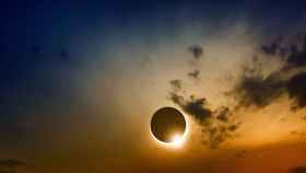Si estás viendo el eclipse, no estás en casa viendo otras cosas