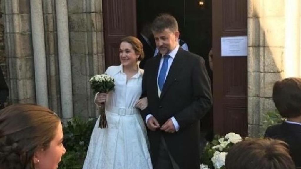 La pareja de novios a la salida de la Iglesia de San Pedro de Lugo