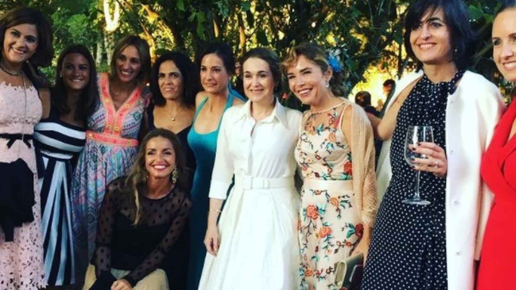 La novia junto a sus amigas en la finca familiar