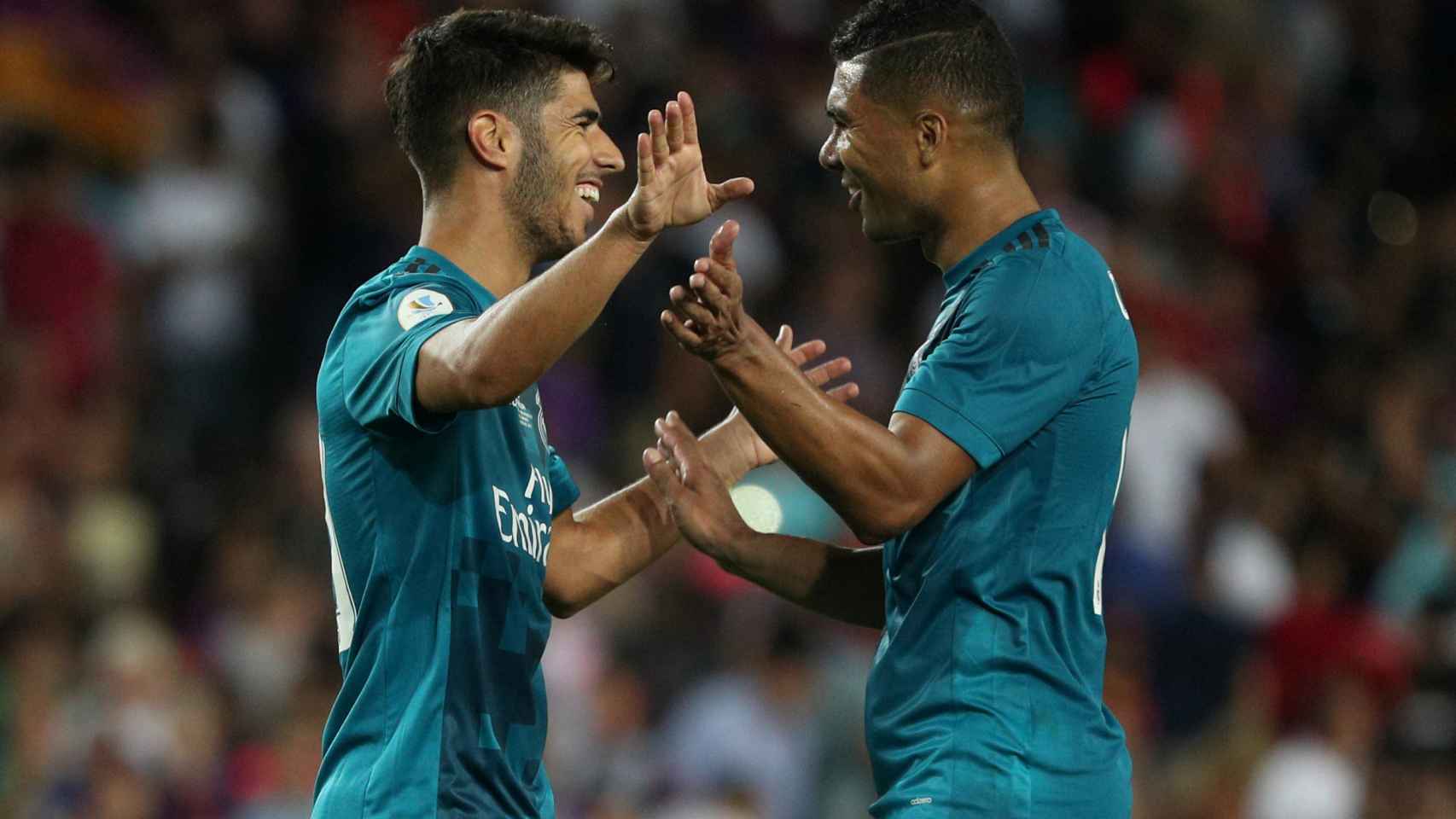 Asensio y Casemiro celebran el tercer gol del Madrid en el Camp Nou.
