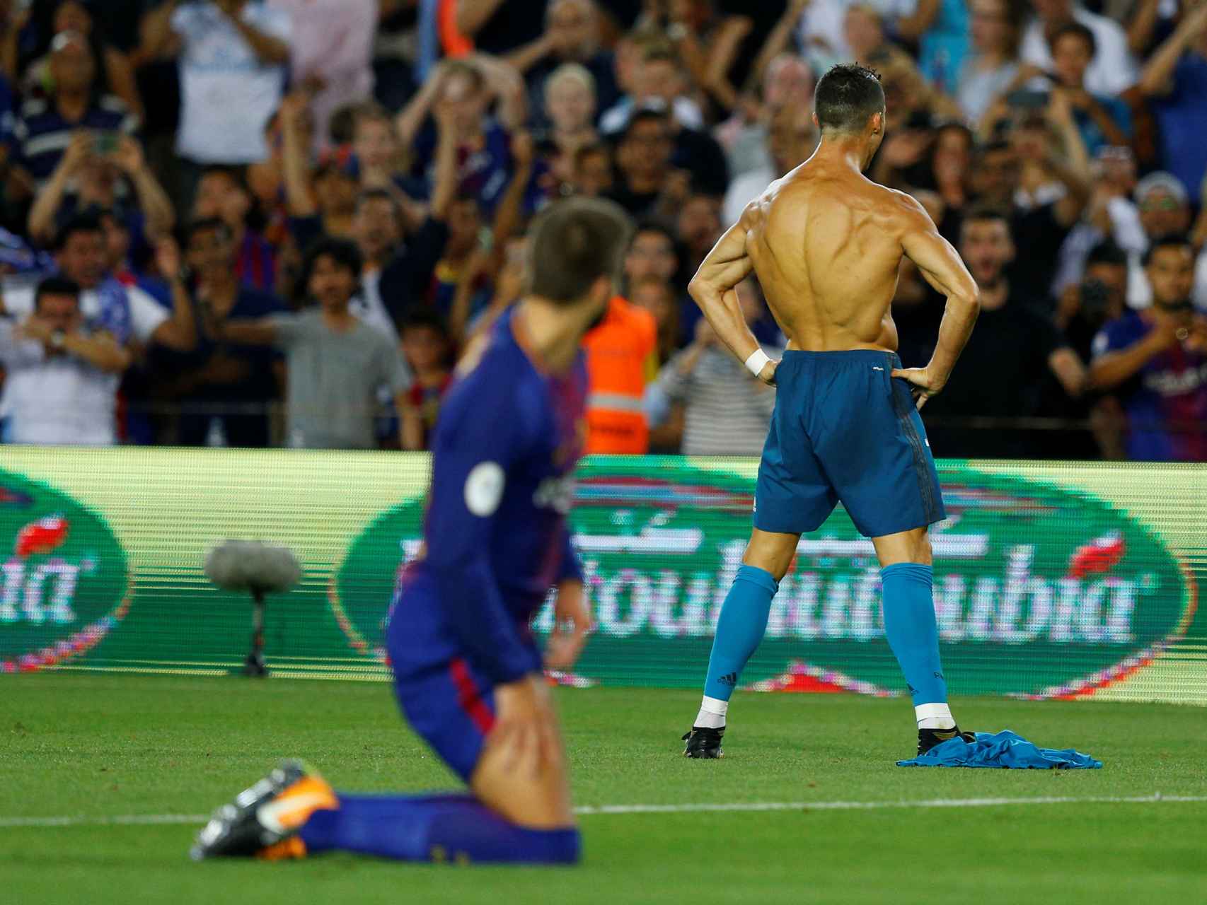 Cristiano Ronaldo celebra su gol bajo la atenta mirada de Piqué.