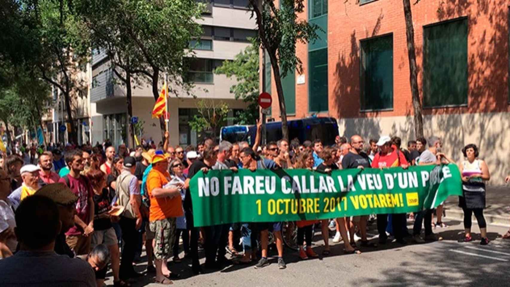 Manifestación independentista ante el cuartel de la Guardia Civil de Travessera de Gràcia en Barcelona el lunes / CG