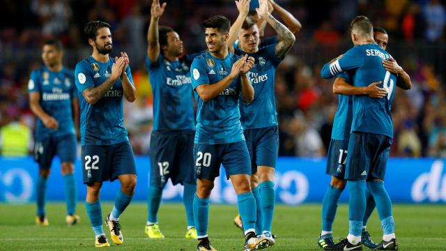 Los jugadores del Madrid celebran la victoria en el Camp Nou.