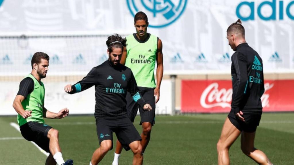 Isco rodeado de sus compañeros que intentan quitarle el balón