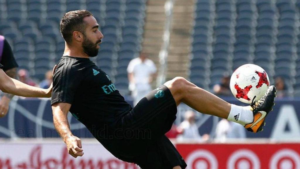 Carvajal controla un balón