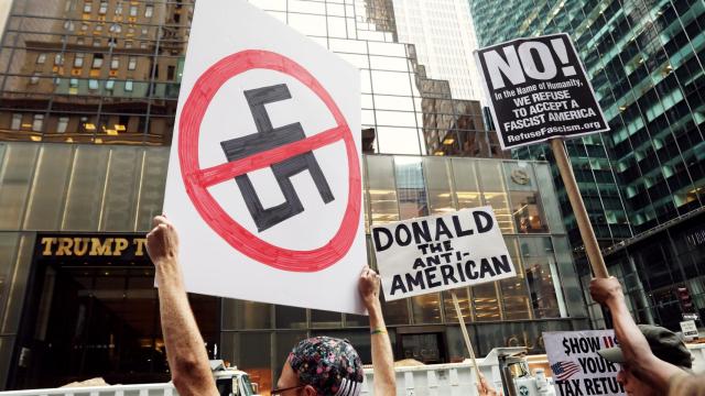 Manifestantes congregados en Nueva York frente a la torre Trump.