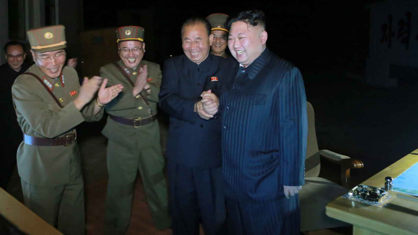 Kim Jong-un supervisando una prueba de misiles balísticos.