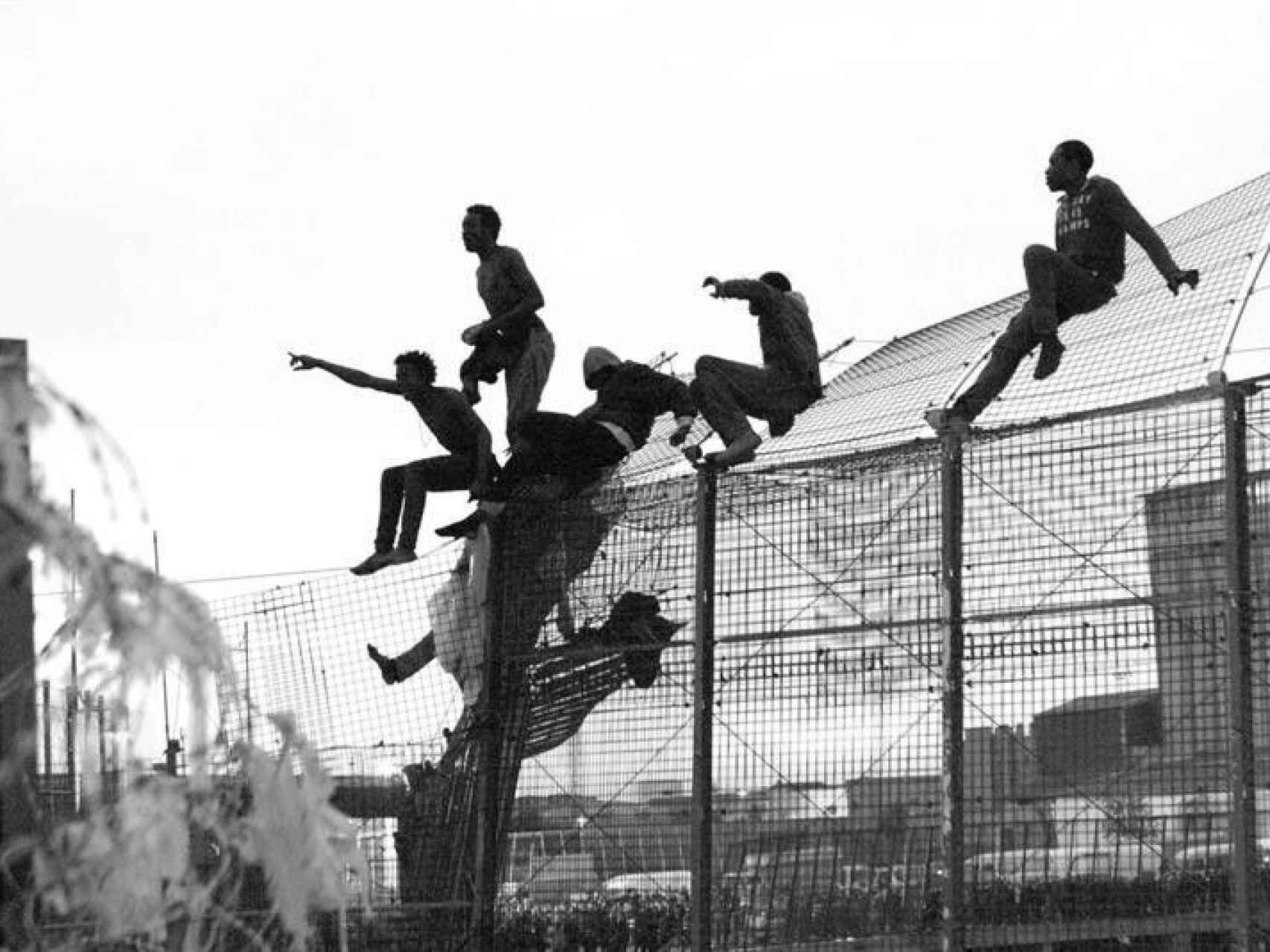 Inmigrantes saltan la valla de Melilla.