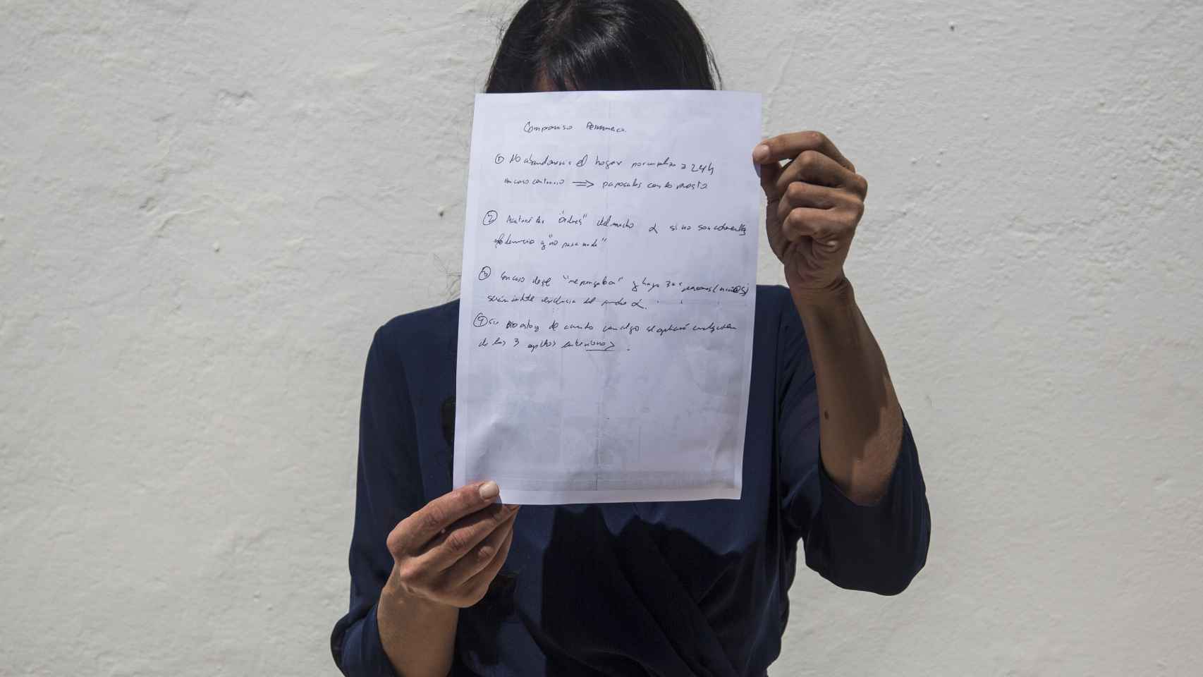 La madre de Posadas (Córdoba) muestra el documento que asegura que su marido le presentó para que firmara.