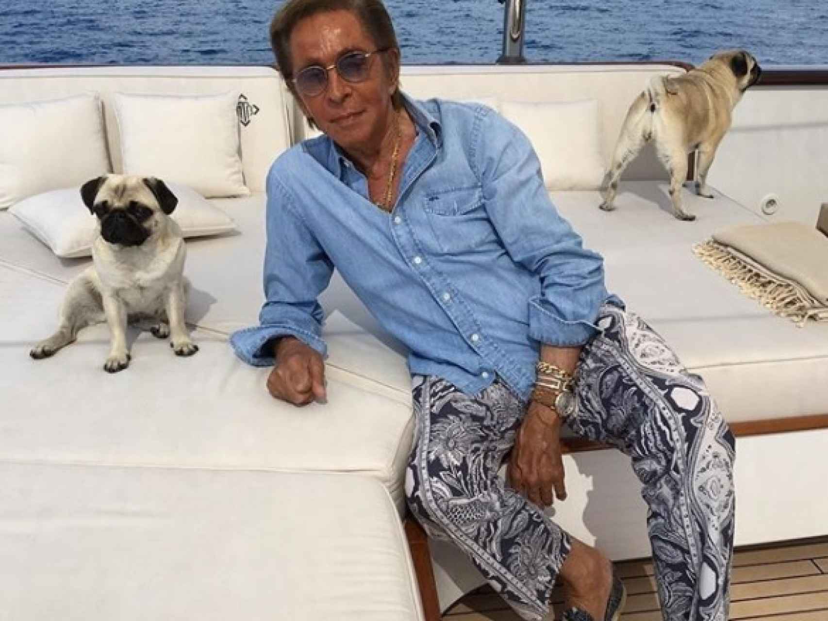 Valentino, en su yate con algunos de sus perros.