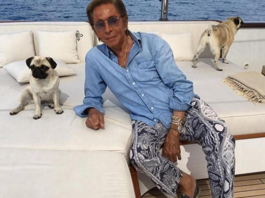 Valentino, en su yate con algunos de sus perros.