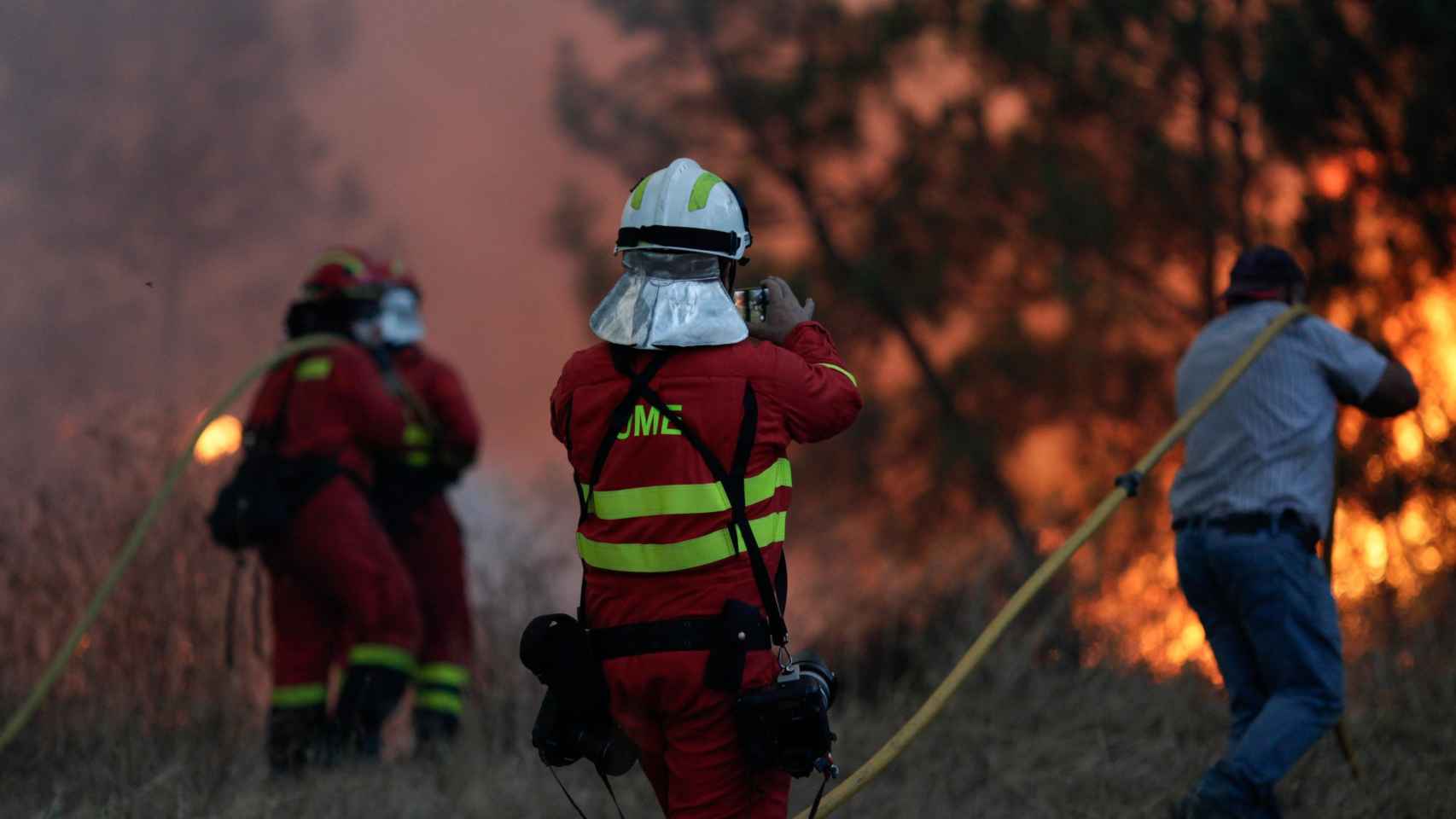 Los bomberos intentan apagar un incendio en Portugal.