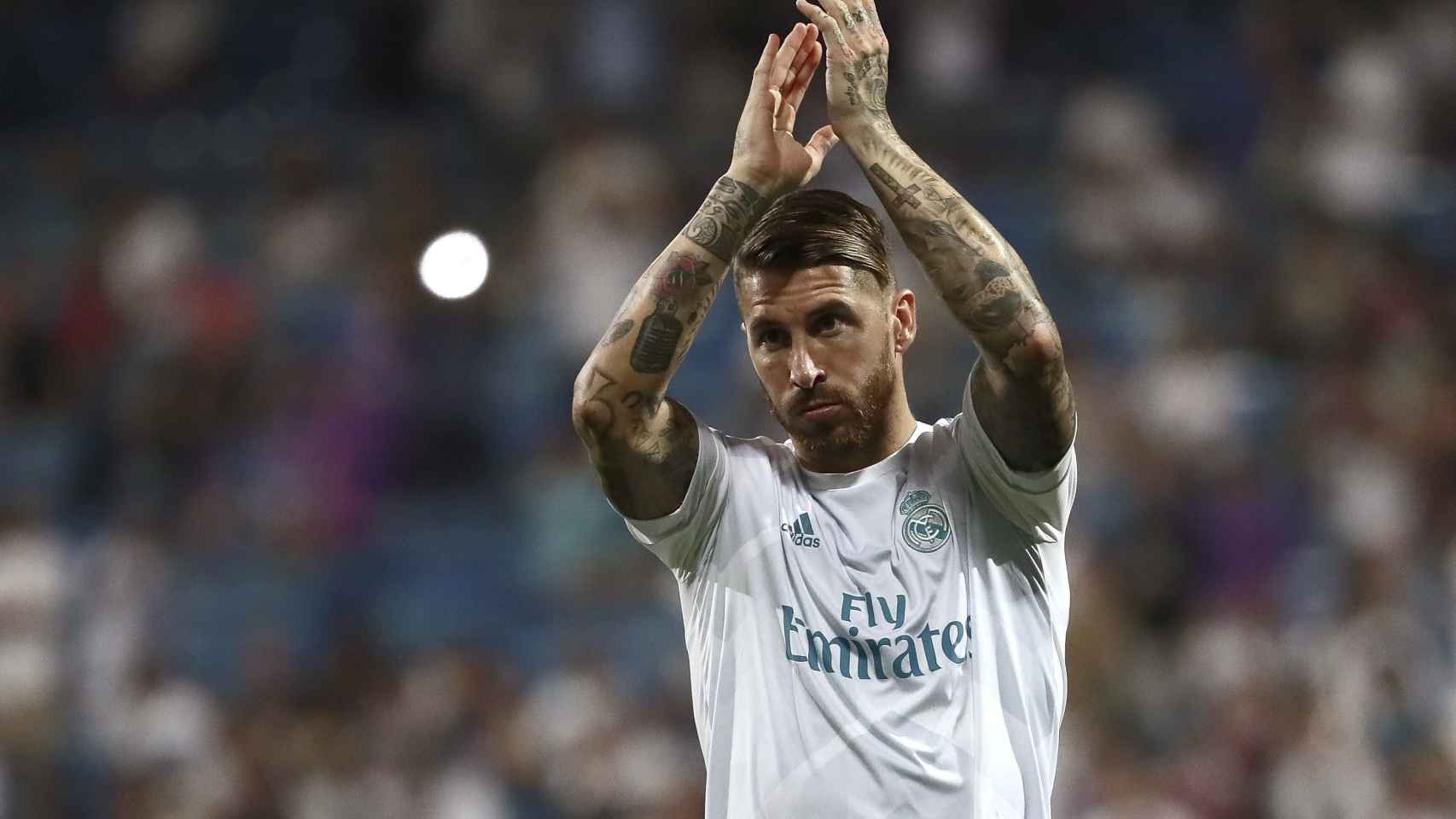 Sergio Ramos aplaude al público antes del partido de vuelta de la Supercopa de España.