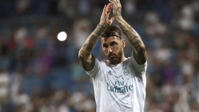 Sergio Ramos aplaude al público antes del partido de vuelta de la Supercopa de España.