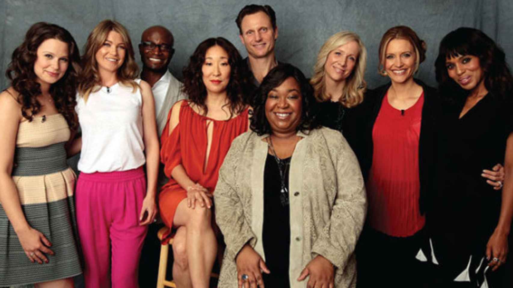 Shonda Rhimes junto a actores de sus series.