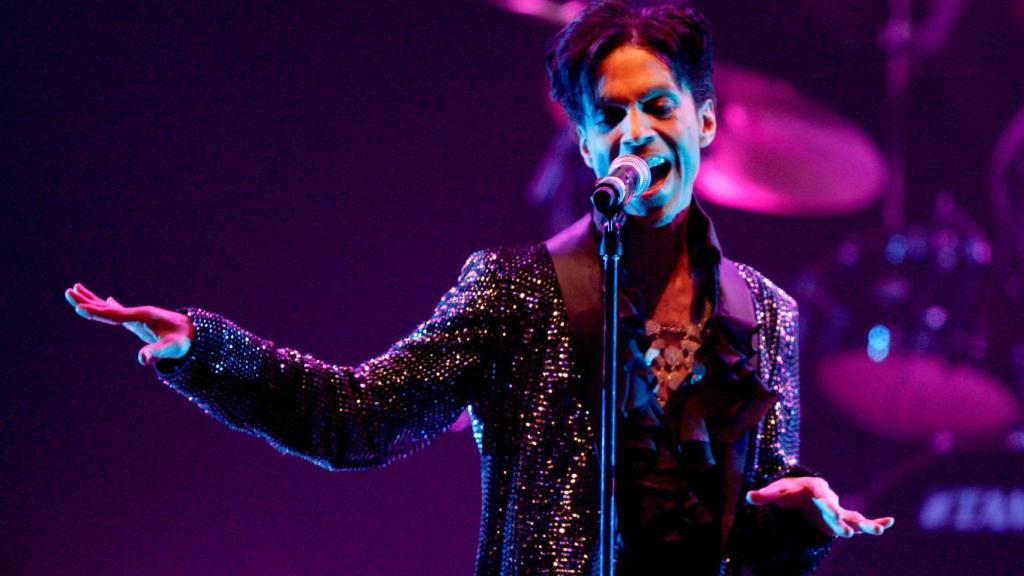 El cantante Prince sobre los escenarios de Los Angeles en marzo de 2009. | Foto: Getty Images.