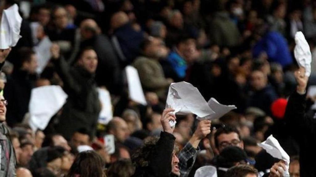 Imagen de una pañolada en el Santiago Bernabéu.