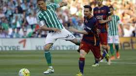 Joaquín y Messi disputan un balón en un Barcelona - Betis, partido que se disputará en esta primera jornada.
