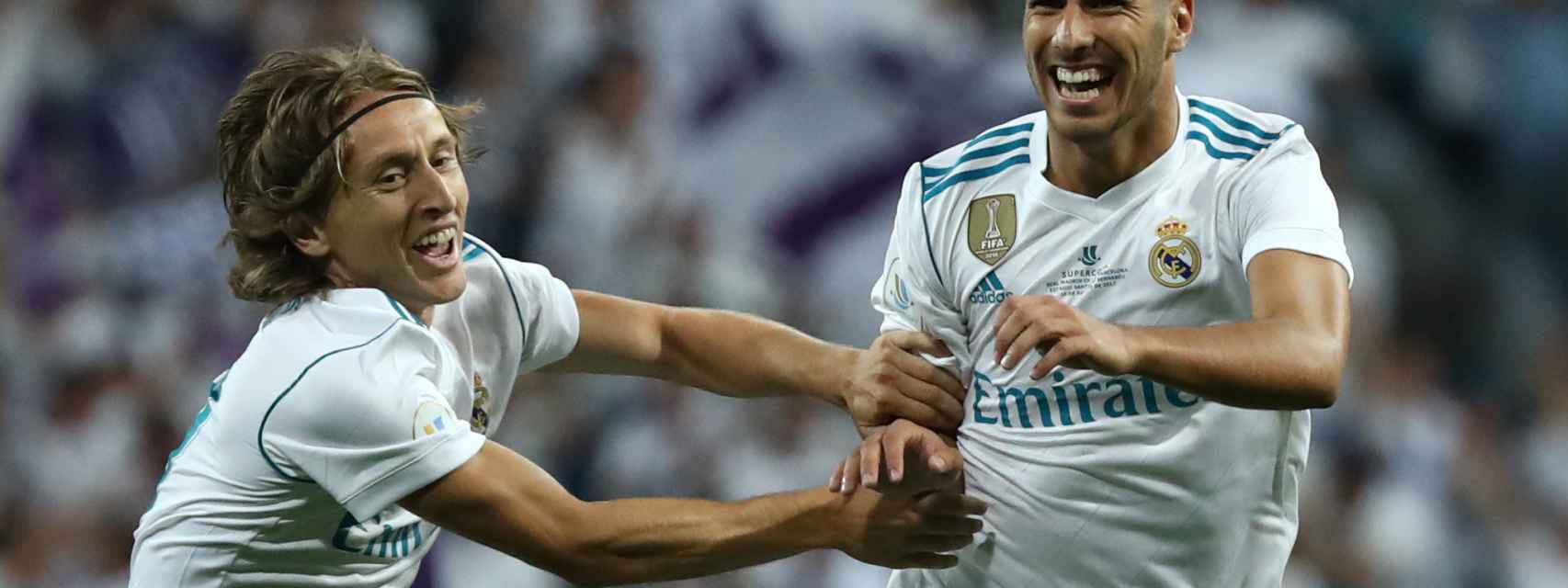 Asensio celebra el primer gol del partido con Modric.