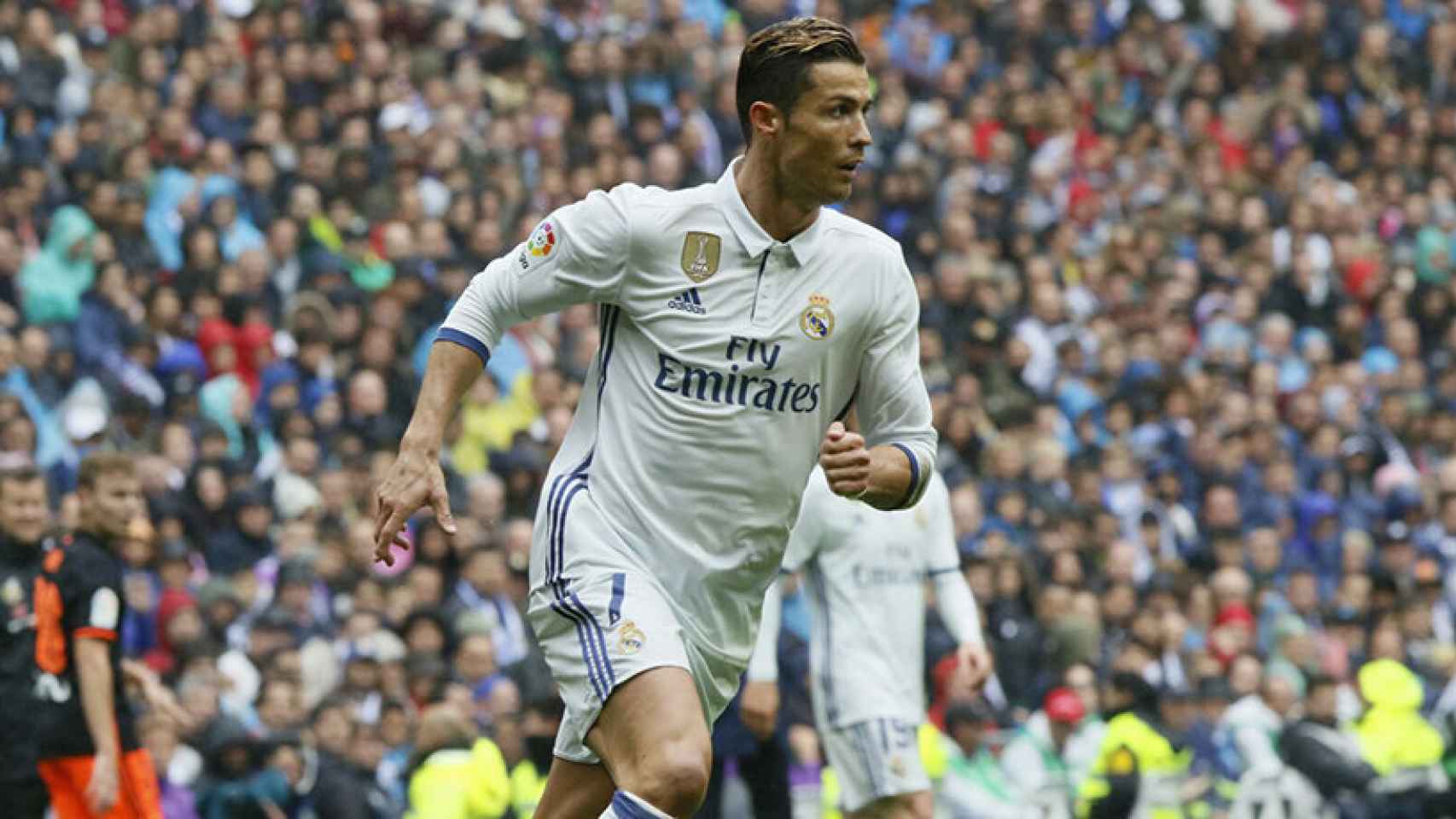 Cristiano Ronaldo espera a que le llegue el balón  Fotógrafo: Manu Laya / El Bernabéu