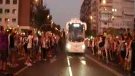Recibimiento de la afición al autobús del Real Madrid