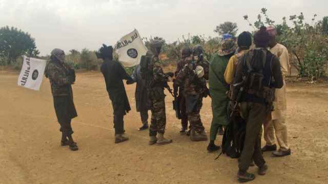 Militantes de Boko Haram (con ropa de camuflaje) en un intercambio de rehenes en mayo.