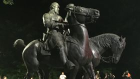 Operarios retiran los monumentos de la Confederación en Baltimore.