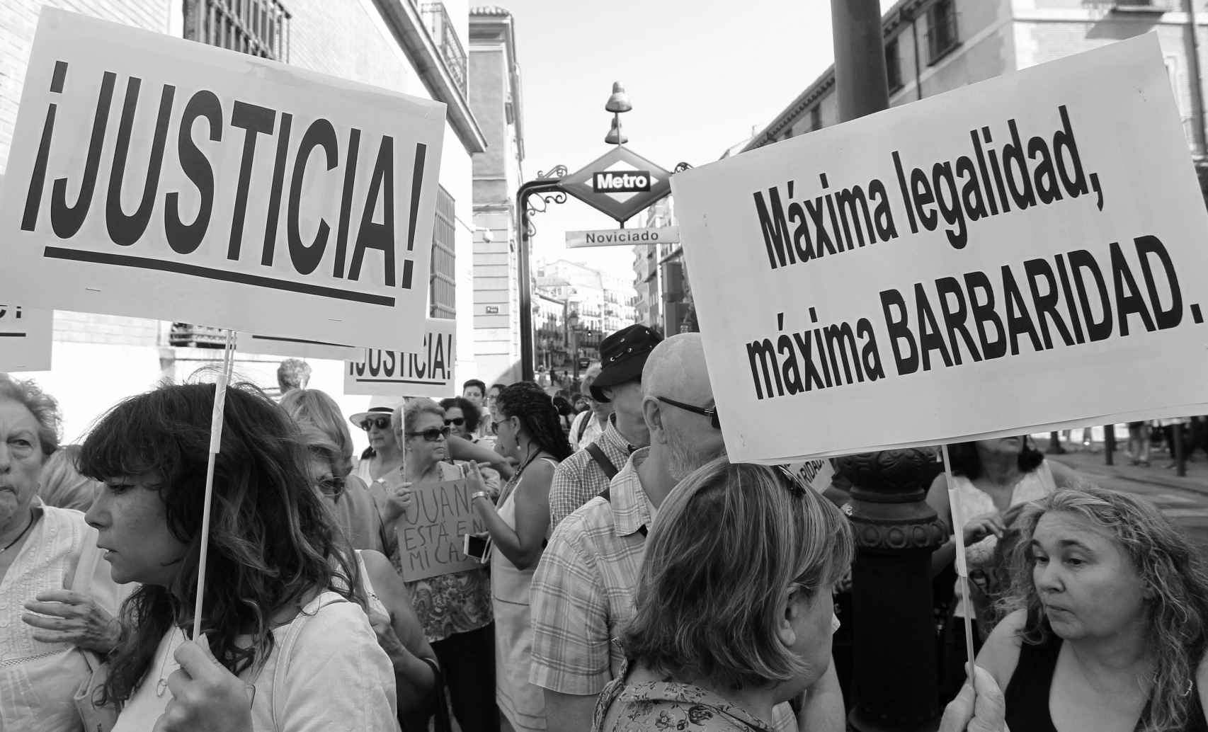 Varias manifestantes protestan contra la Justicia y a favor de Juana Rivas