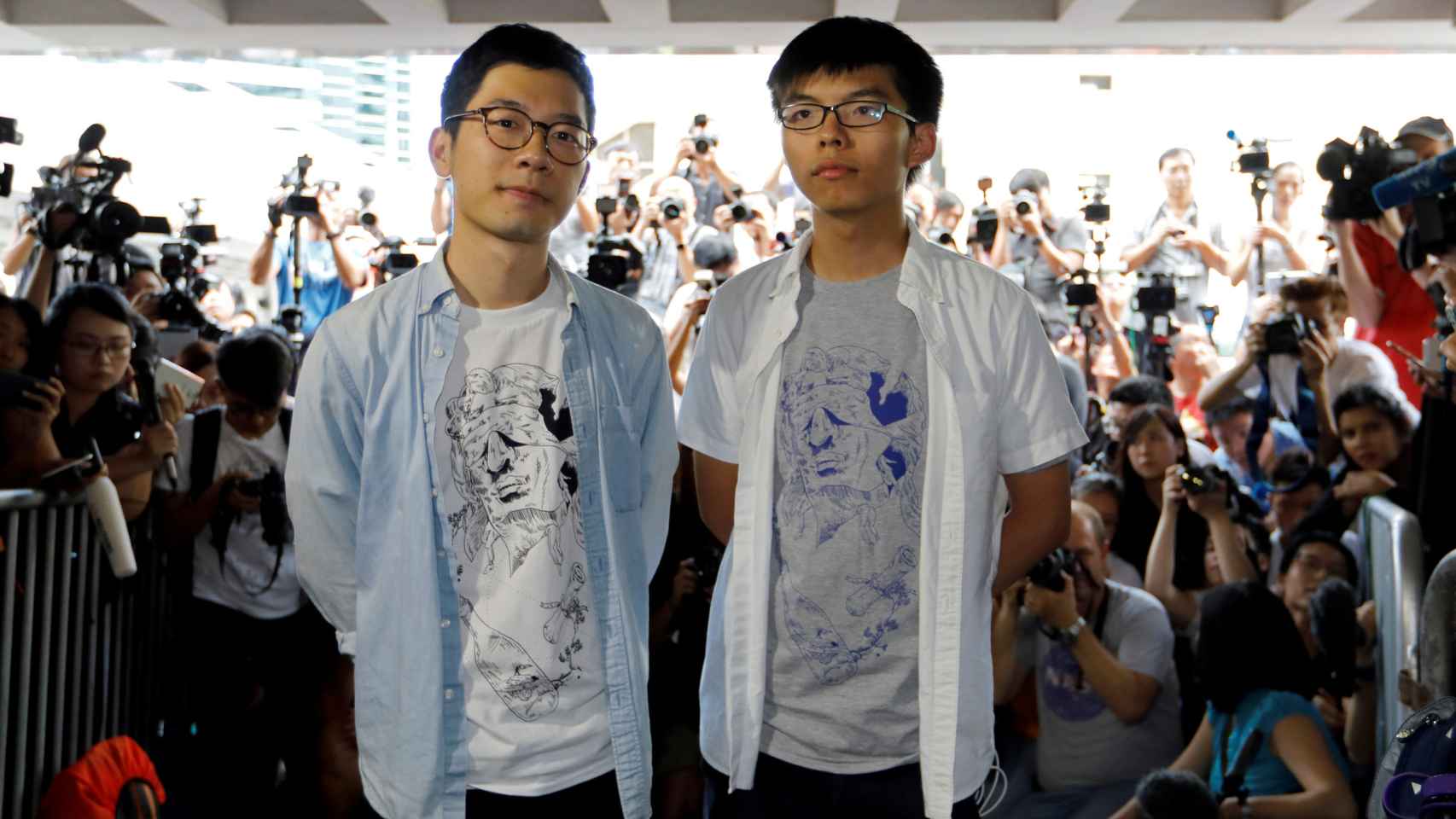 Wong (derecha) junto a Nathan Law, también condenado a pena de cárcel.