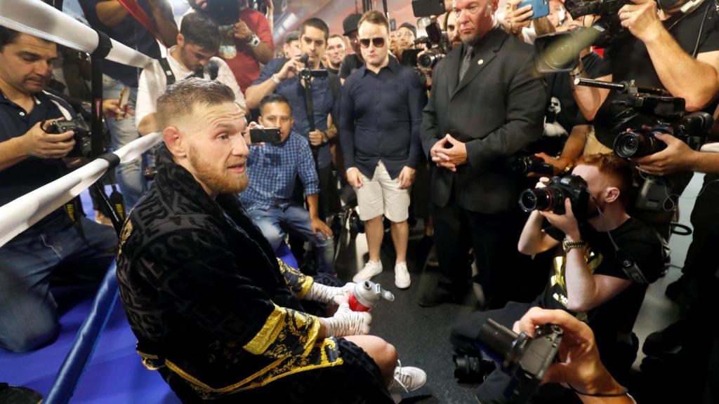 McGregor atiende a los medios de comunicación