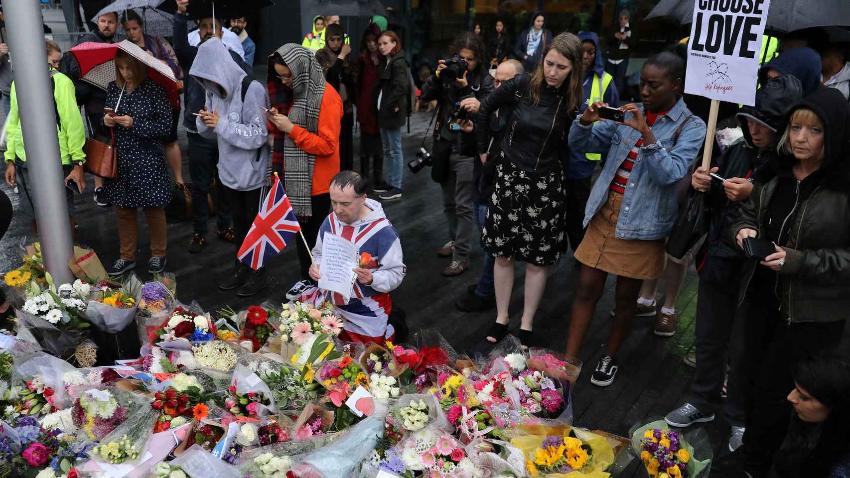 Vecinos de Londres homenajean a las víctimas del atentado.