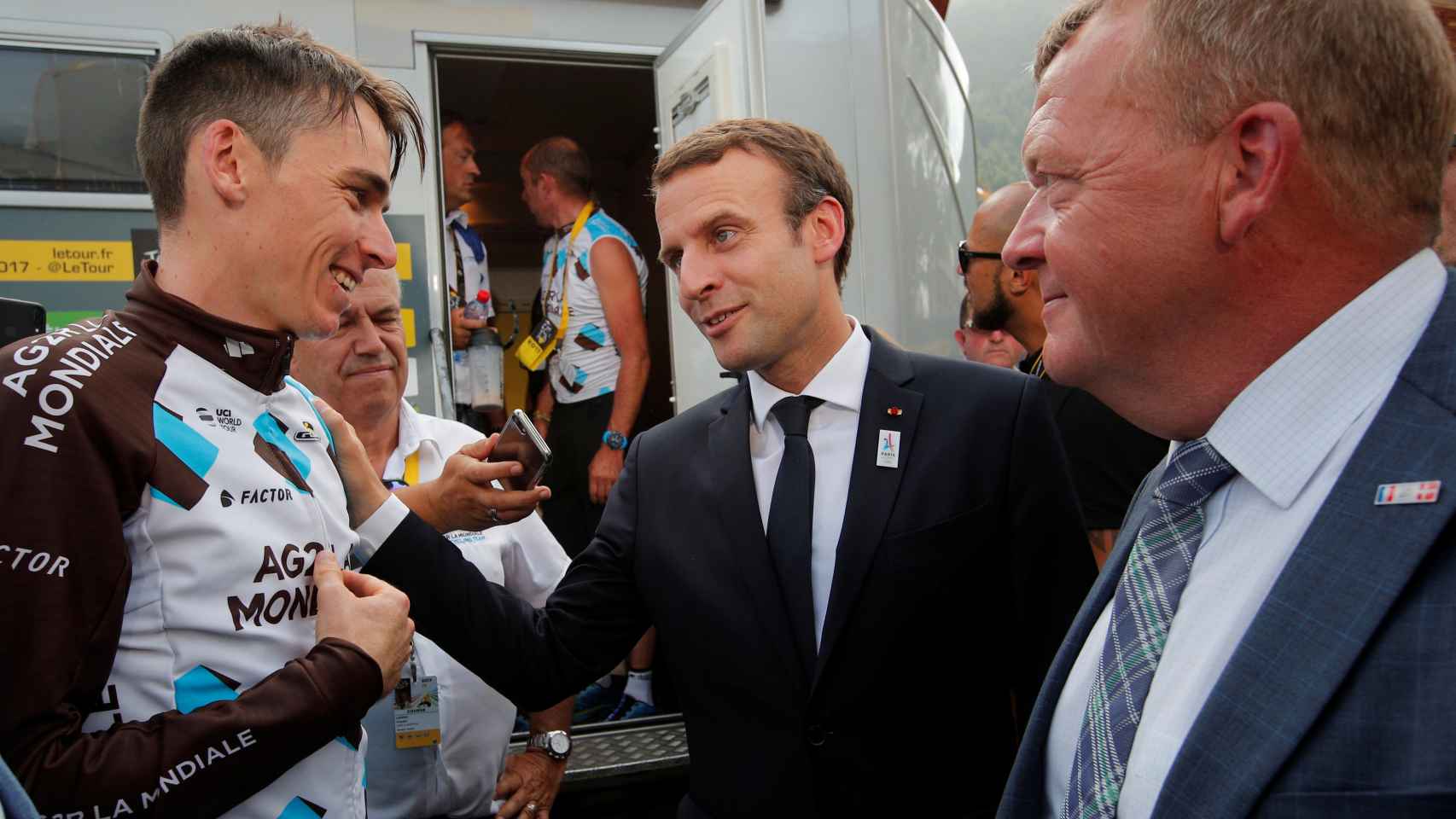 Emanuel Macron saluda a Bardet en el pasado Tour de Francia.