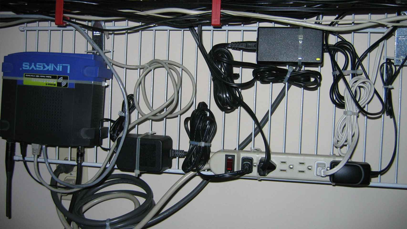 Una foto de un organizador de cables de escritorio funcional para mantener  los cables ordenados y sin enredos