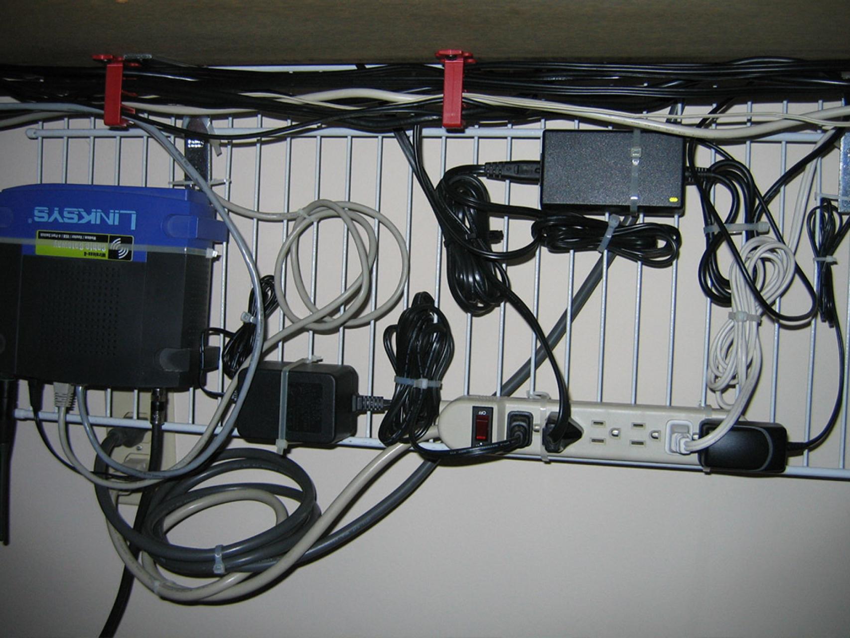 Organizador de Cables Adhesivo para Escritorio Computador