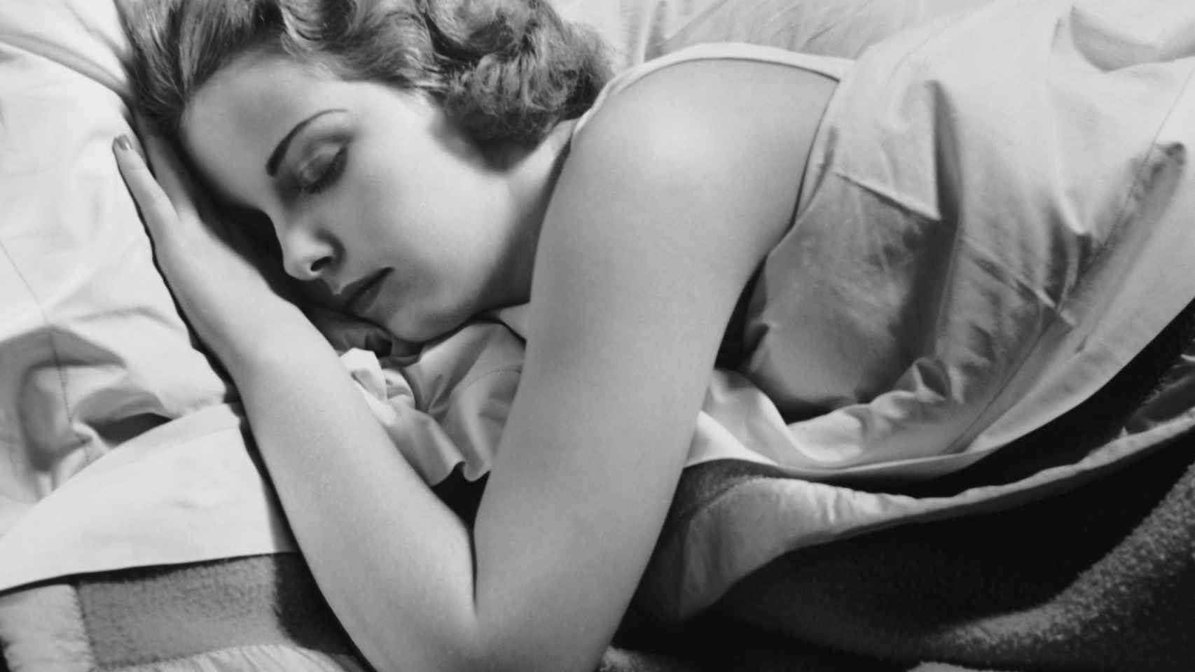 Cosmética y 8h de sueño, el binomio perfecto de belleza. | Foto: Getty Images.