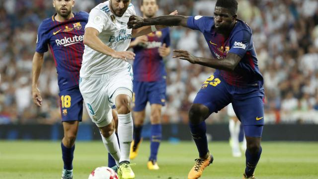 Karim Benzema se escapa de Umtiti durante el partido de vuelta de la Supercopa de España.