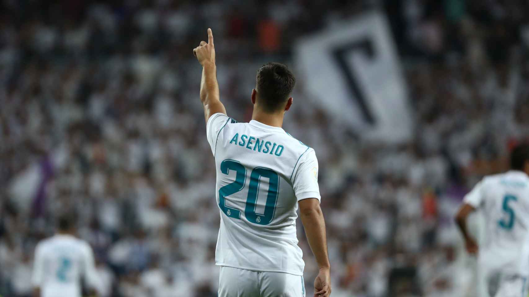 El Santiago Bernabéu se rindió a Marco Asensio, que también marcó en el Camp Nou. / Reuters