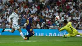 Keylor Navas tuvo dos acciones determinantes, ambas a disparo de Leo Messi. / Reuters