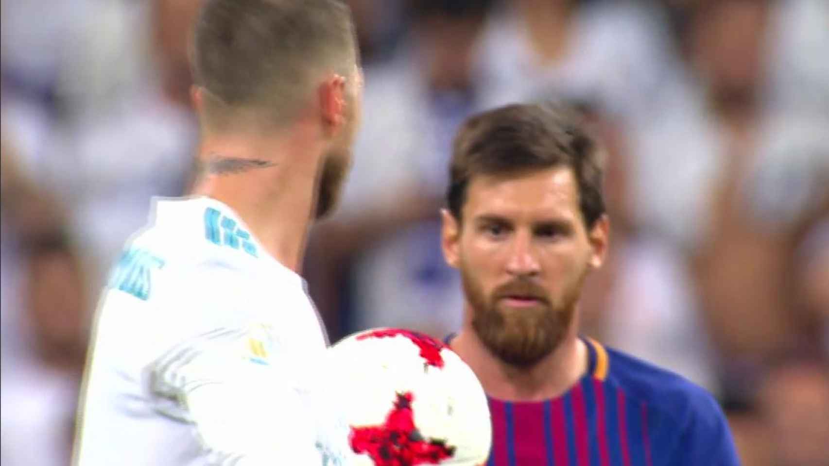 Ramos y Messi en la jugada de la polémica.