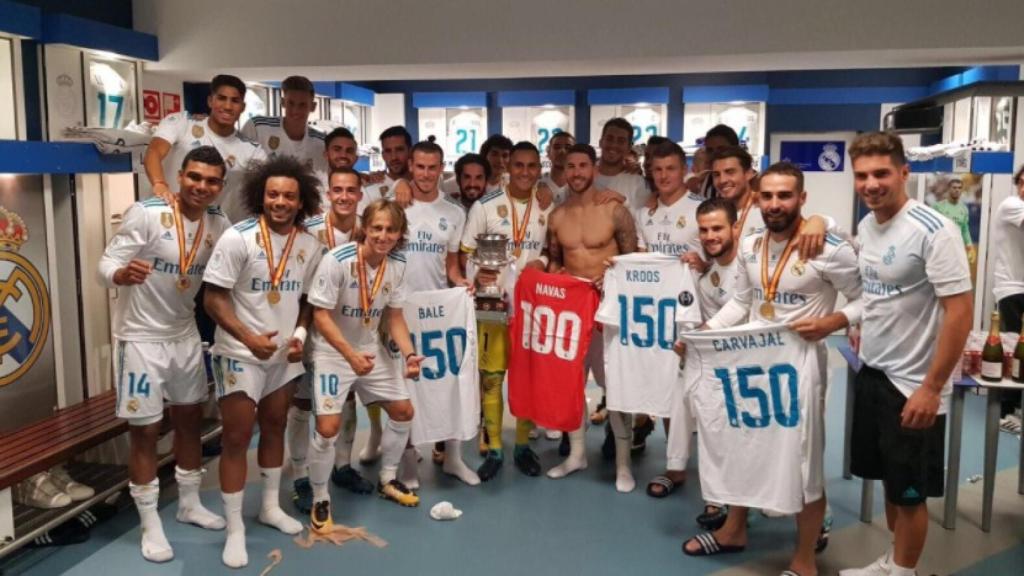 Los jugadores del Real Madrid celebran un título en el vestuario