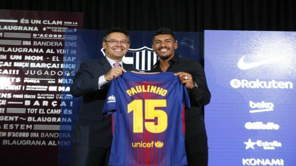 Paulinho y Bartomeu en la presentación del brasileño. Foto: Twitter (@FCBarcelona_es)