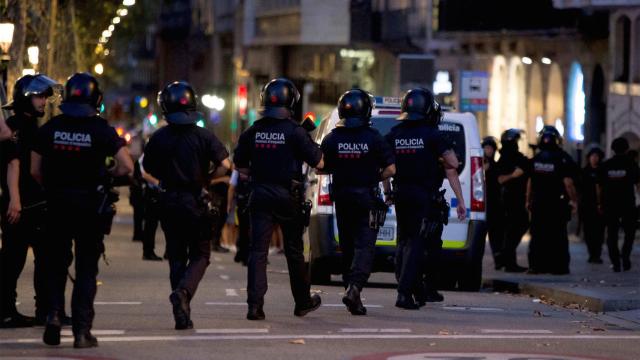 Agentes de los Mossos en acción tras los atentados del 17 de agosto de 2017.