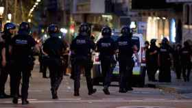 Agentes de policía en Barcelona este jueves.