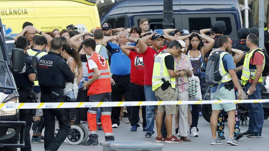 La policía trabajando en el lugar del atentado en Barcelona.