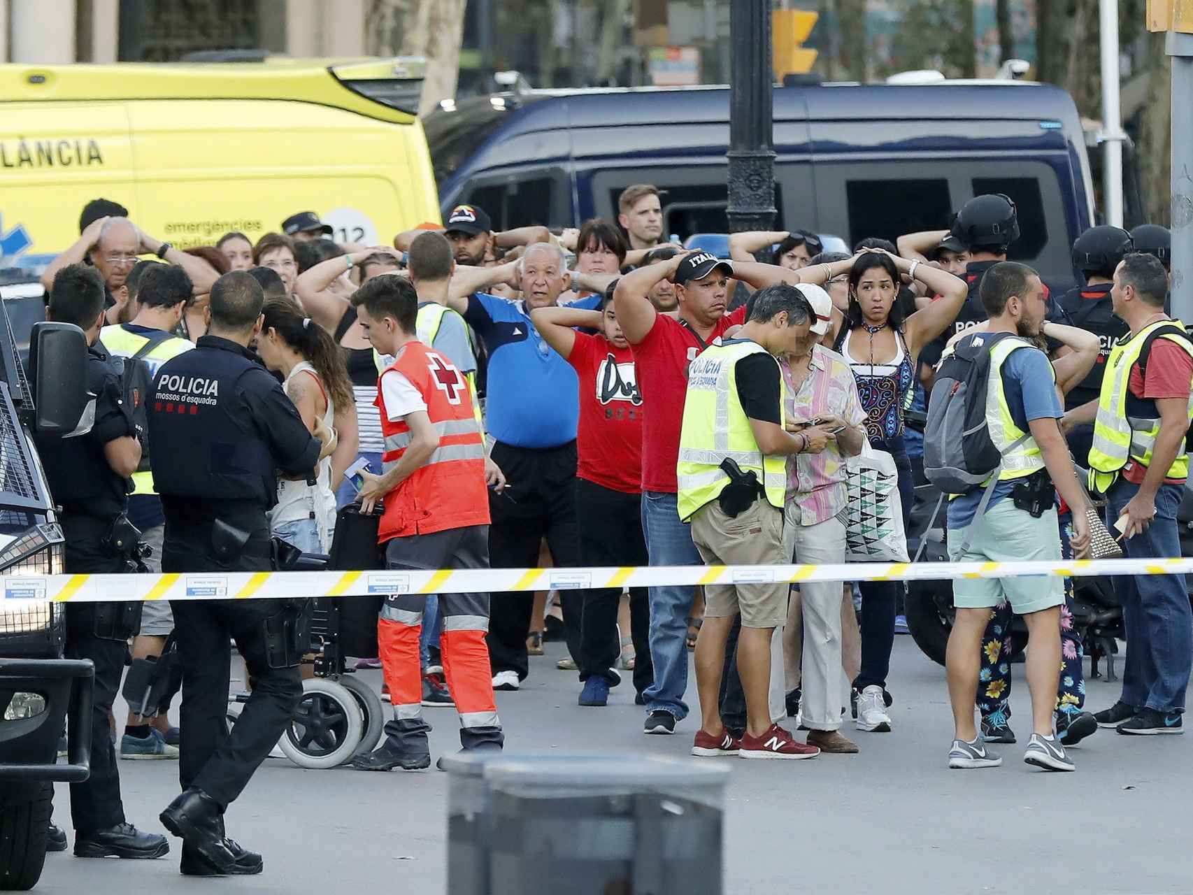Viandantes evacuados en Barcelona tras el atentado terrorista de este jueves.