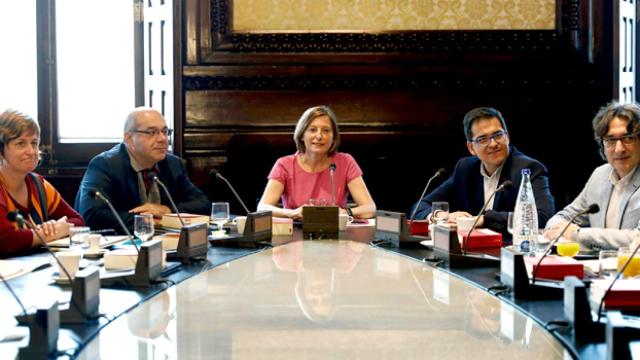 La presidenta del Parlament, Carme Forcadell (c), presidió este miércoles la reunión de la Mesa del Parlament.