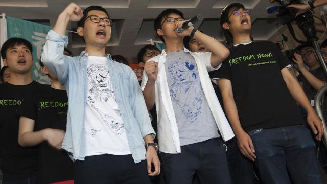 Los líderes estudiantiles comparecen a las puertas del Tribunal Supremo de Hong Kong.