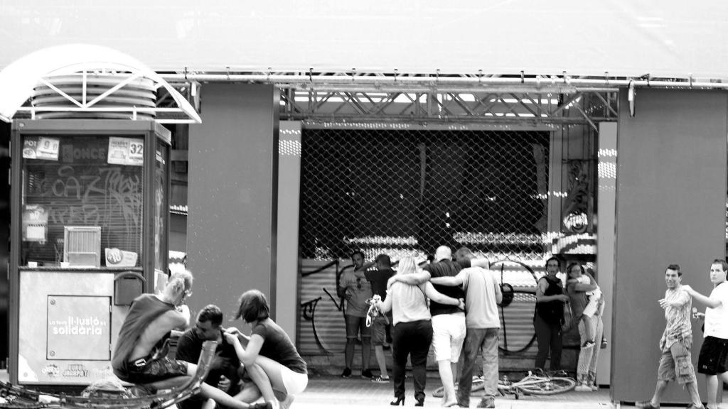 Varias personas son atendidas en el lugar del atentado, en Barcelona.