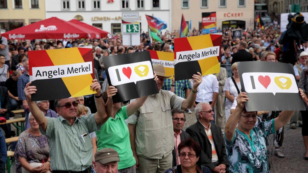 Asistentes a un acto electoral de Angela Merkel.