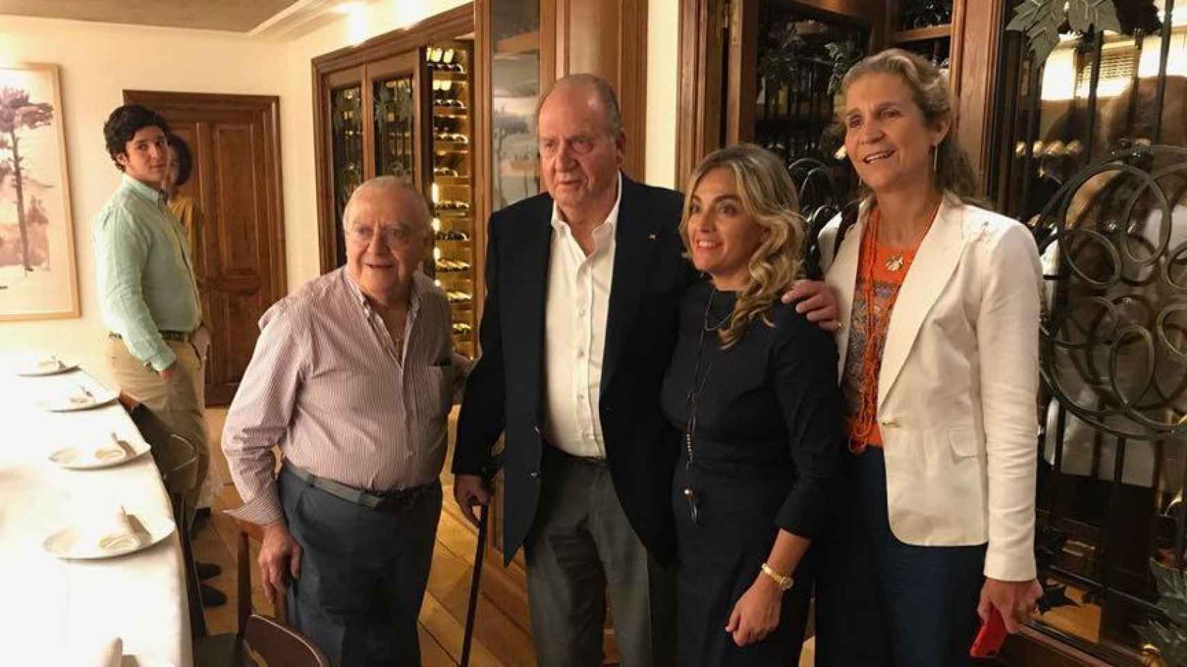 El rey Juan Carlos junto a su hija, dos de sus nietos y los propietarios del local, el pasado martes.